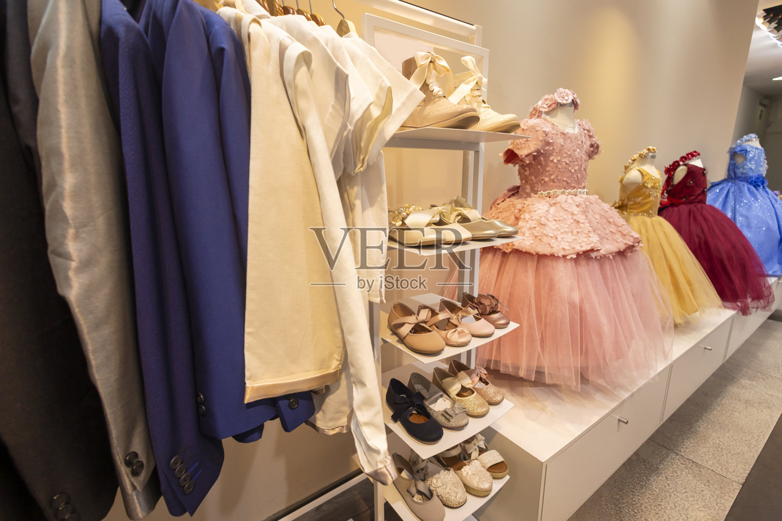 孩子们的派对服装穿在人体模型上，挂在架子上照片摄影图片