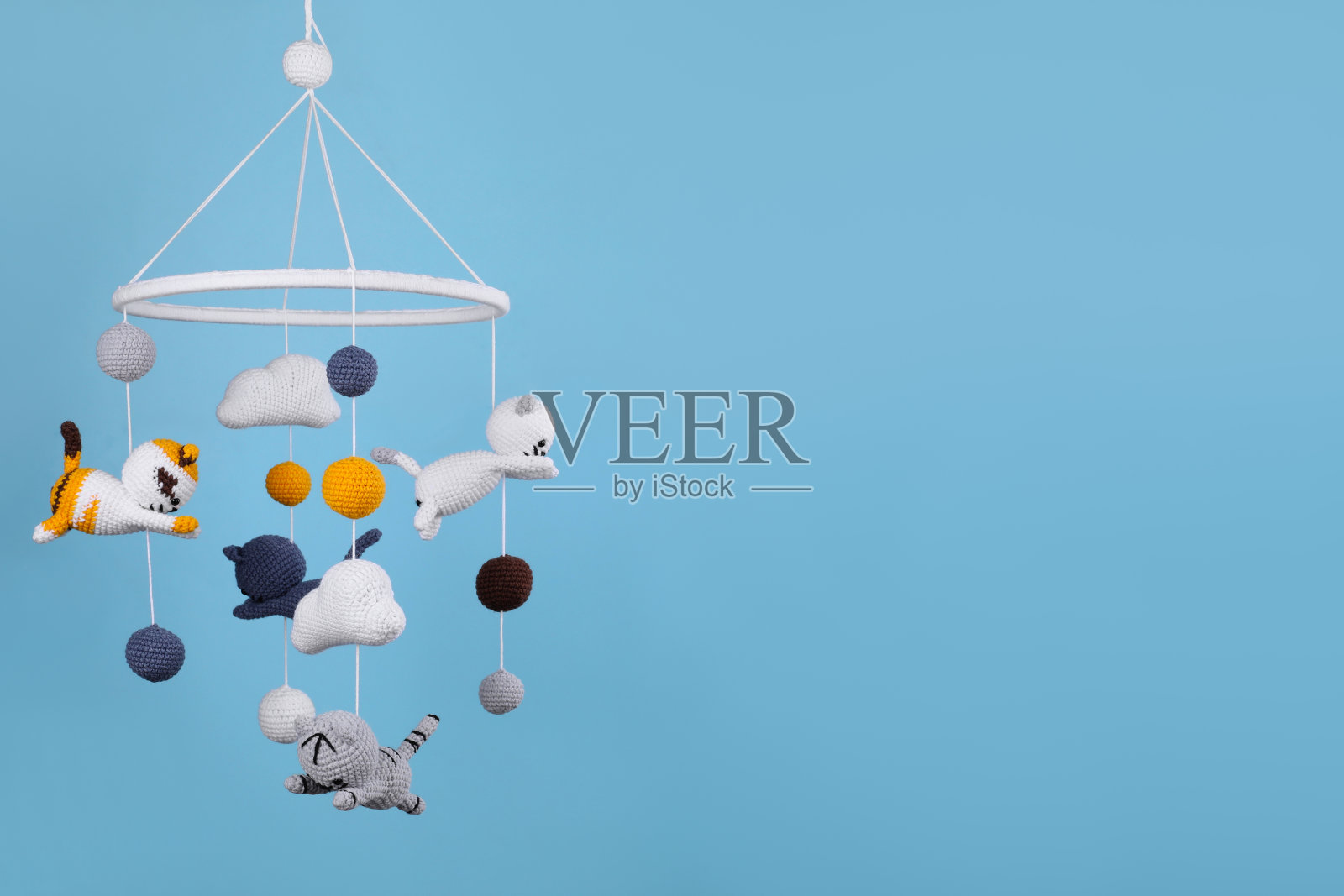 可爱的婴儿床移动浅蓝色背景，文字空间照片摄影图片