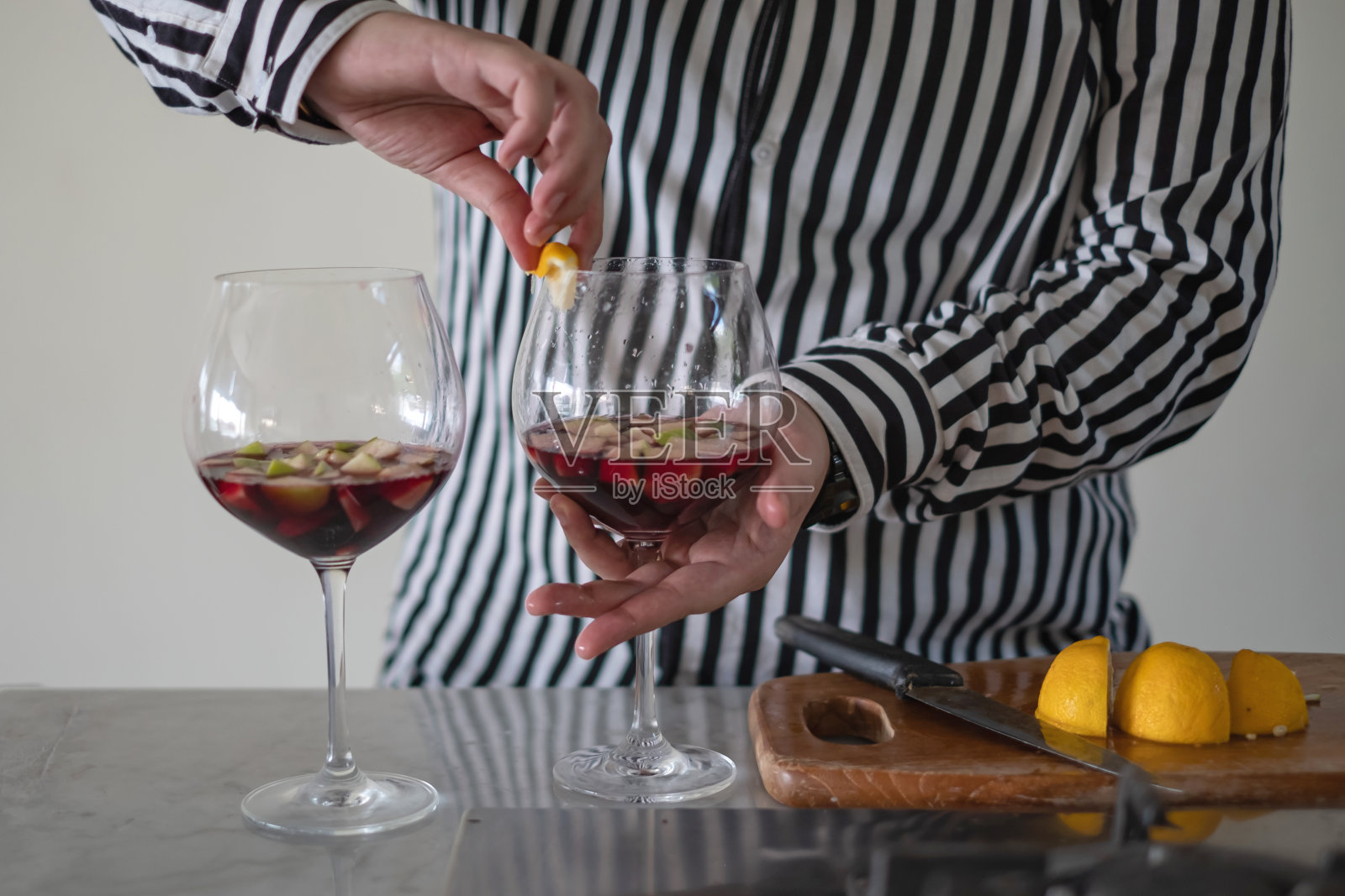 面目全非的人在酒杯边擦柠檬照片摄影图片