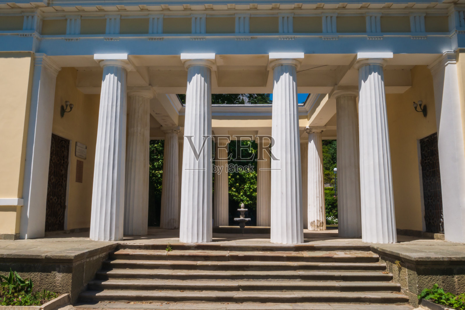 教堂白色的圆柱上，古老的纪念碑照片摄影图片