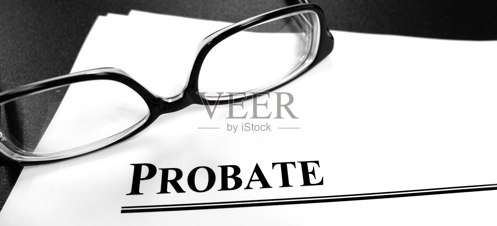 遗嘱和遗嘱文件在桌子上戴眼镜照片摄影图片