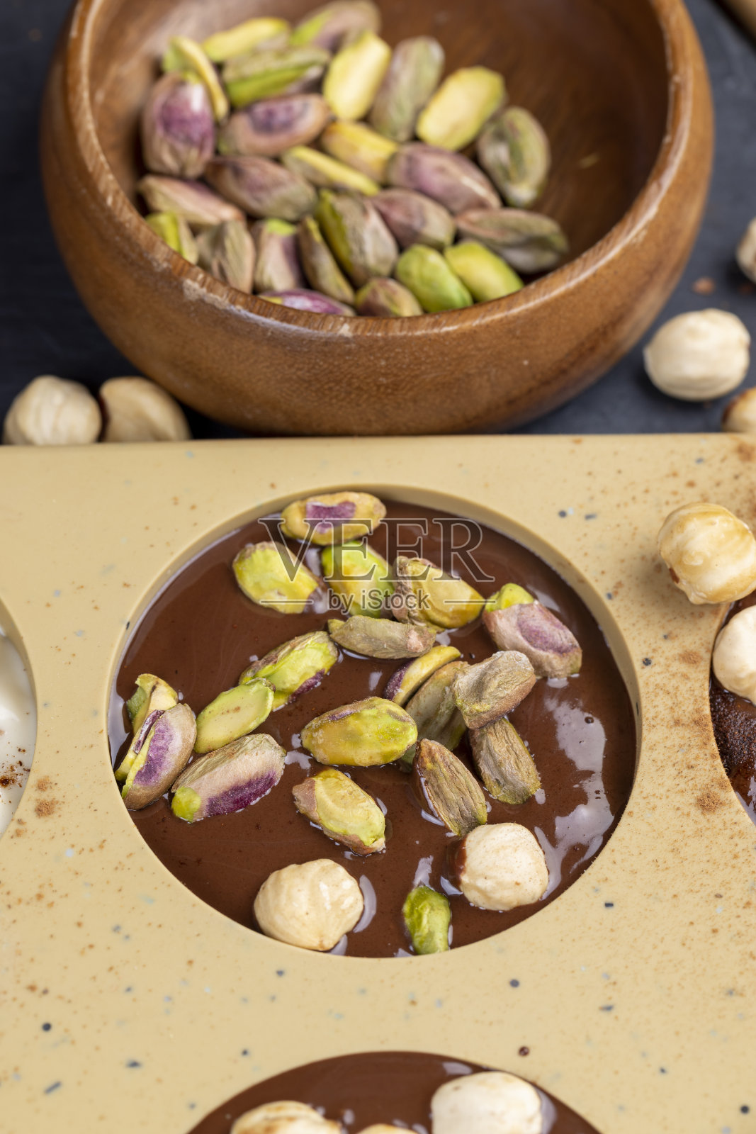 用不同的原料自制巧克力照片摄影图片