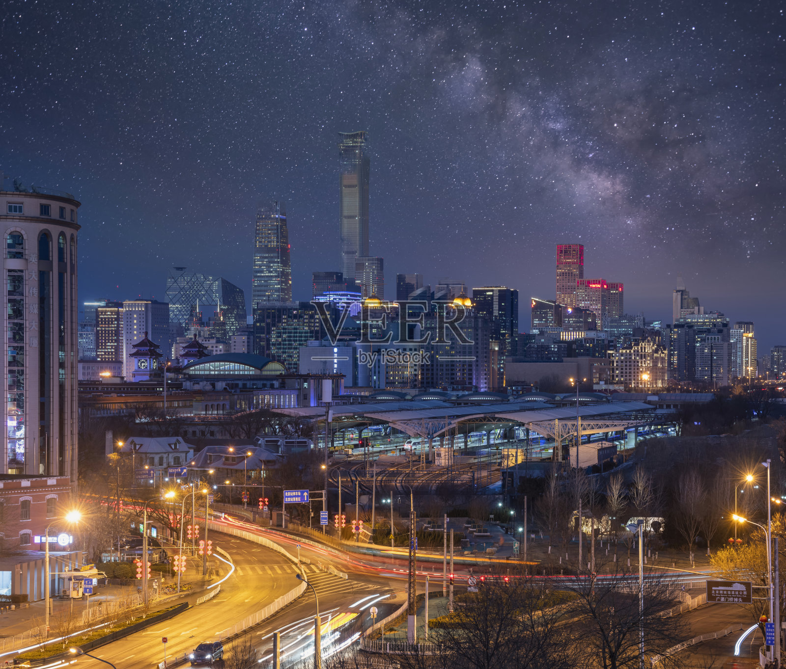 北京中央商务区的银河大厦天际线，是北京中国城市的风景线照片摄影图片