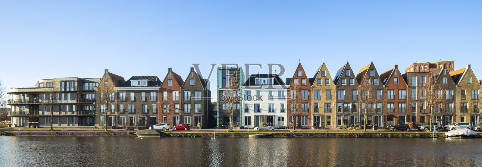 在阿默斯福特的沃斯特区，新的现代多彩的住宅建筑沿着水边。照片摄影图片