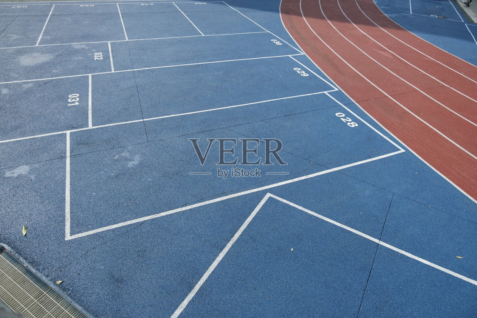 蓝色地板的停车位照片摄影图片