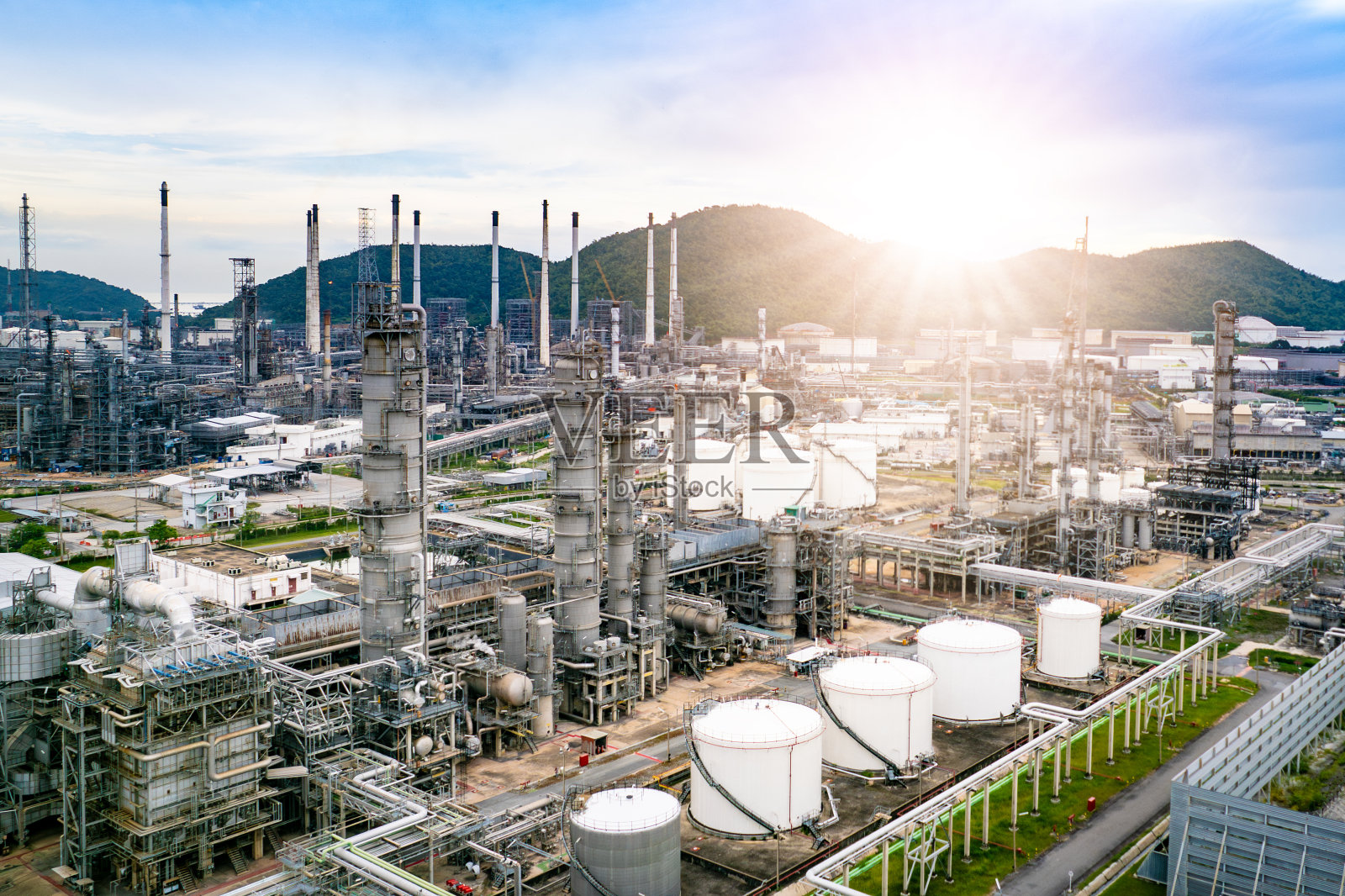 炼油厂、石油天然气工业、石油化工厂区及能源概念厂储油罐照片摄影图片