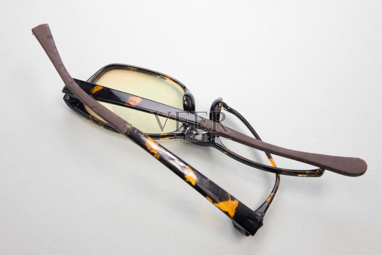 破碎和弯曲的玻璃照片摄影图片