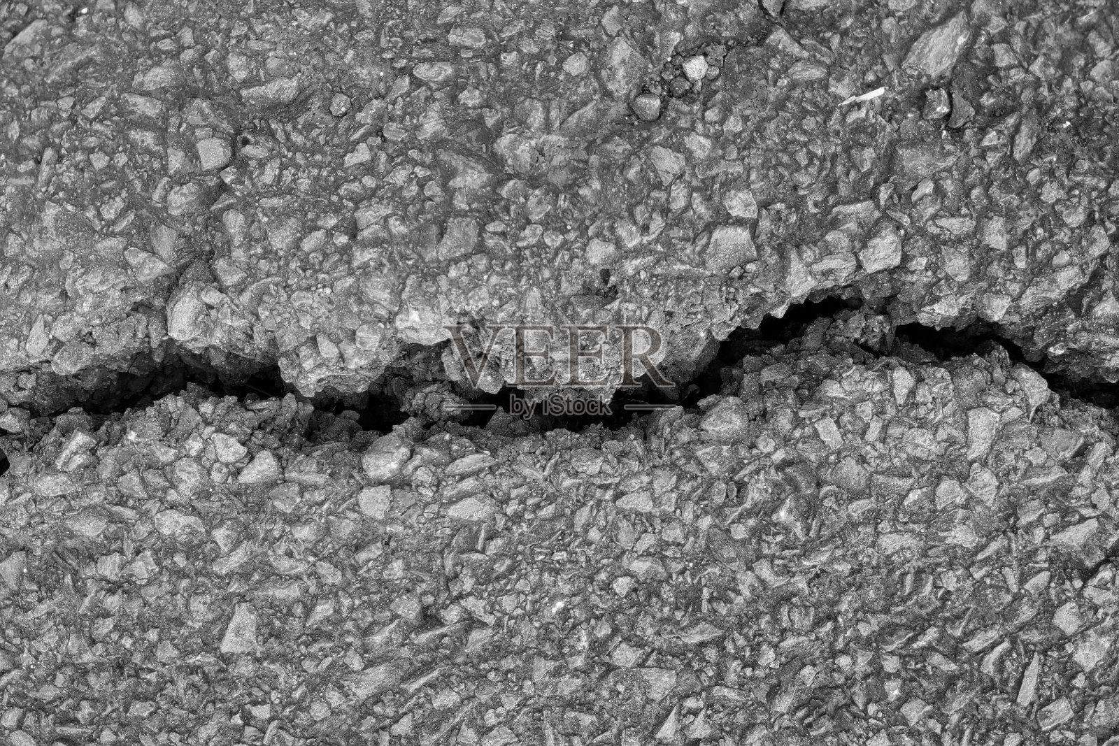 视野中地面有裂缝，沥青纹理。照片摄影图片