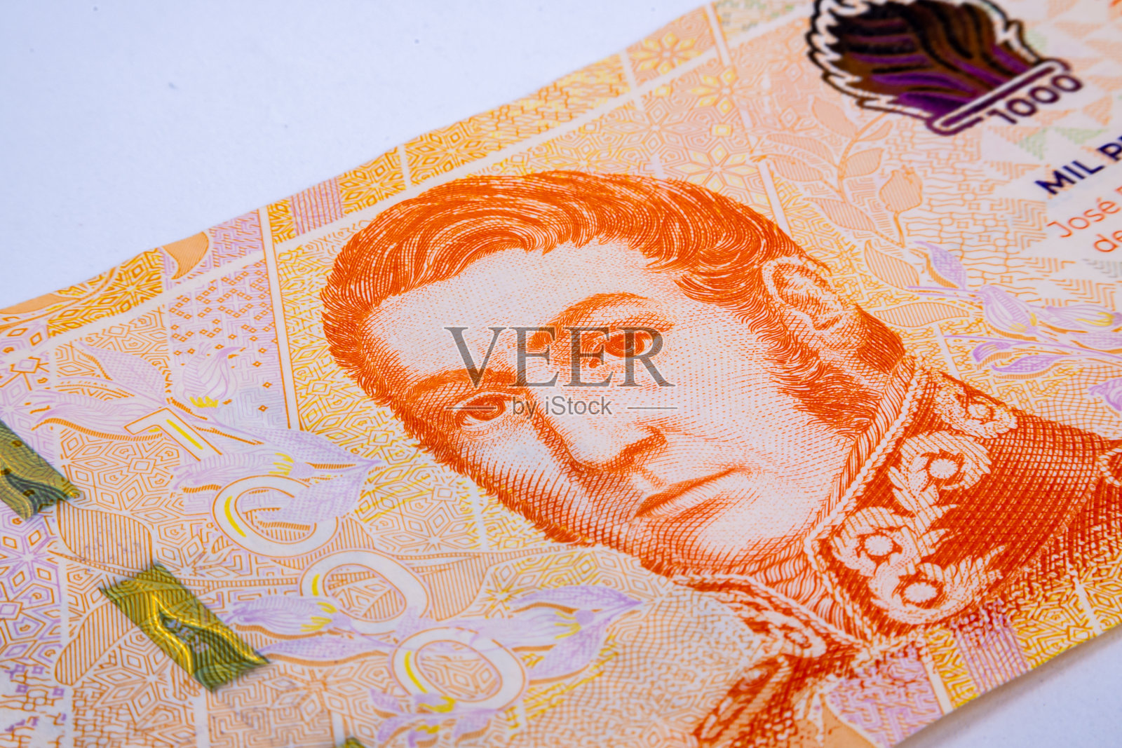 一千阿根廷比索钞票上的圣马丁头像。照片摄影图片