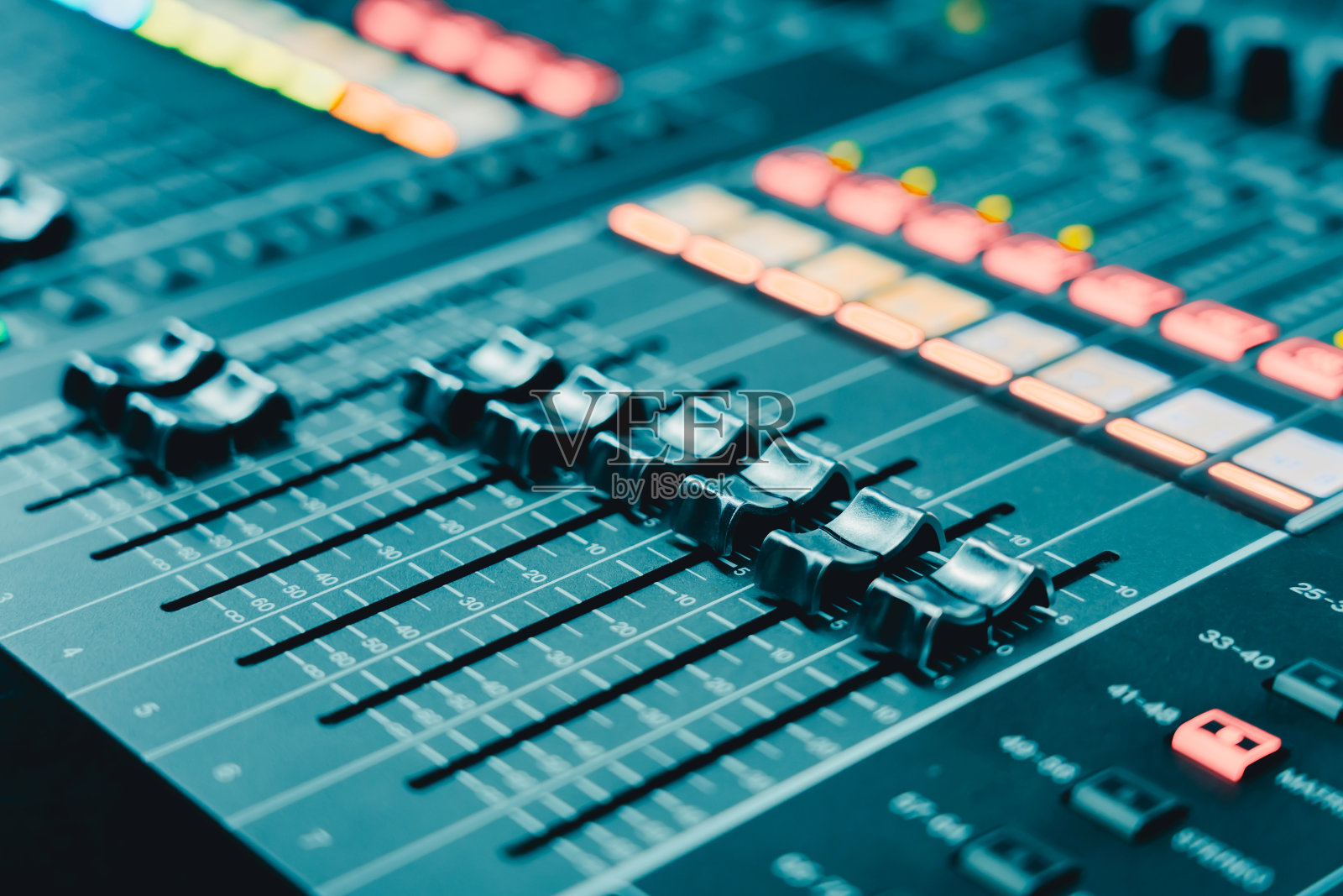 专业音频工作室混音控制台板面板录音照片摄影图片