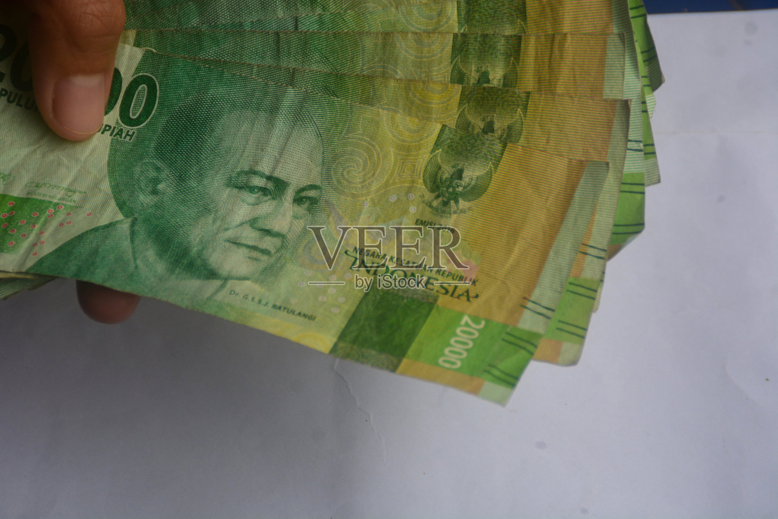 看看印尼的支付方式。印尼货币被称为印尼盾。用作法定货币钱不仅可以用来买东西，还可以用来作为别人的礼物。照片摄影图片