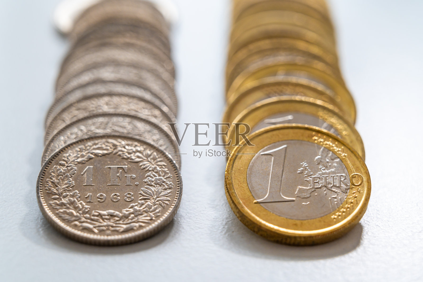 欧元和瑞士法郎硬币。照片摄影图片
