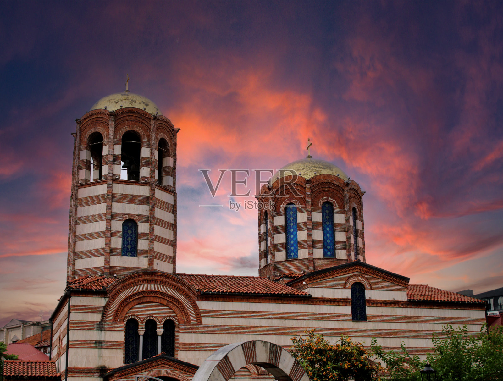 圣尼古拉斯教堂位于巴统的正中心。奇妙的天空。照片摄影图片