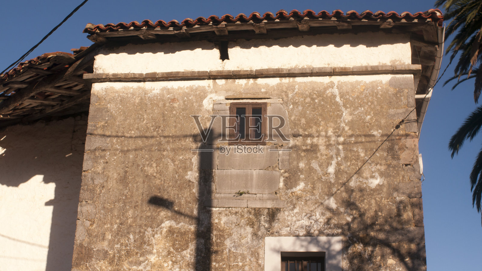 乡村房子里的街灯影子照片摄影图片
