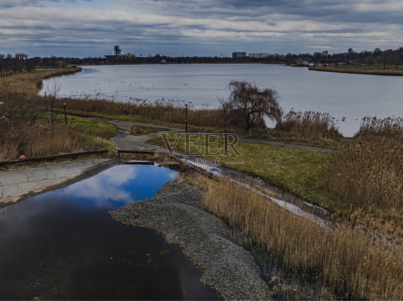 阴天的纽约皇后区，公园里风景如画照片摄影图片