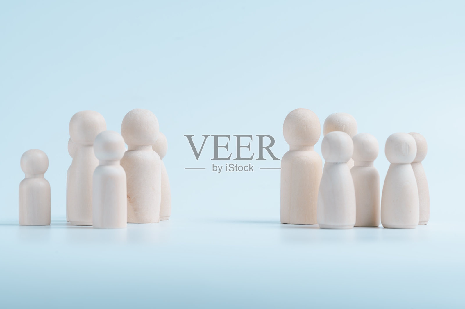 两组木娃娃在团队合作概念中的冲突解决和商务谈判照片摄影图片