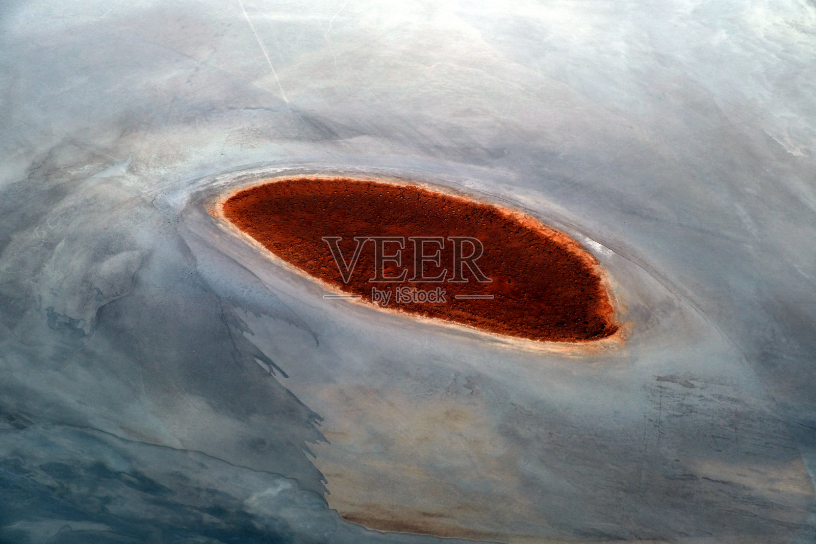 鸟瞰南澳大利亚艾尔盐湖上的一个岛屿照片摄影图片