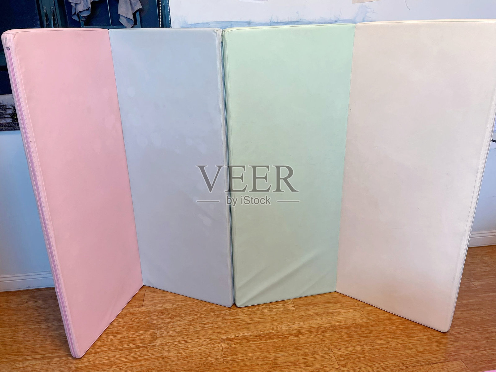 儿童玩垫子照片摄影图片