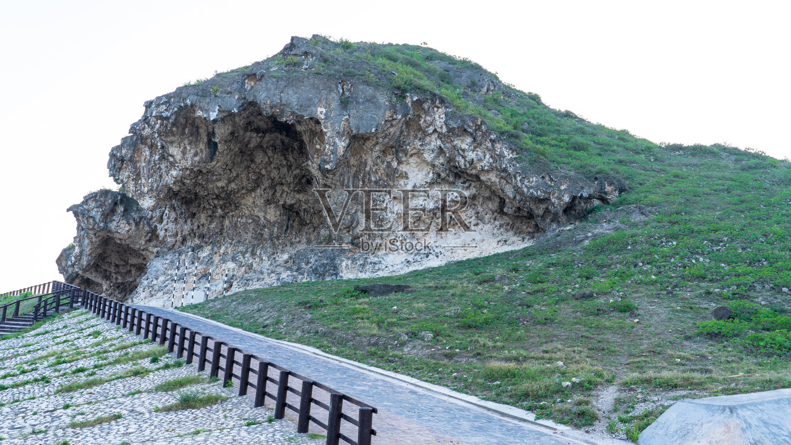 穆格赛海滩附近的马尼夫洞穴和喷水孔照片摄影图片