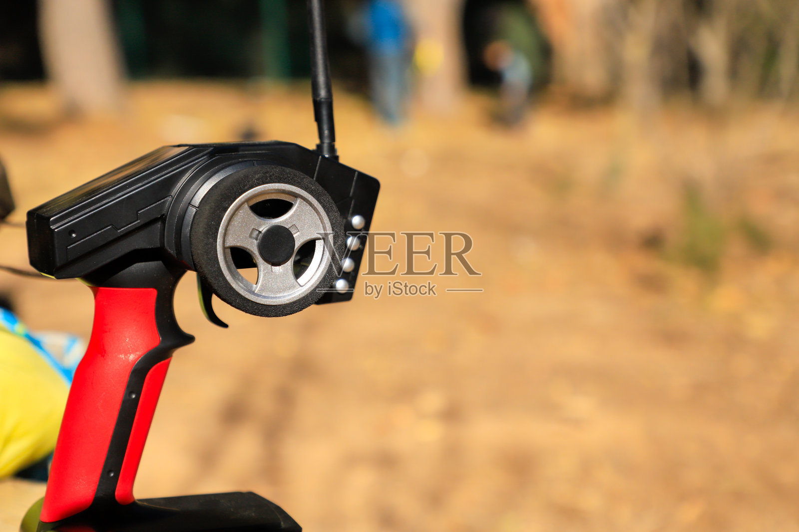 拆下无线电控制小车，对沙子进行打滑和控制照片摄影图片