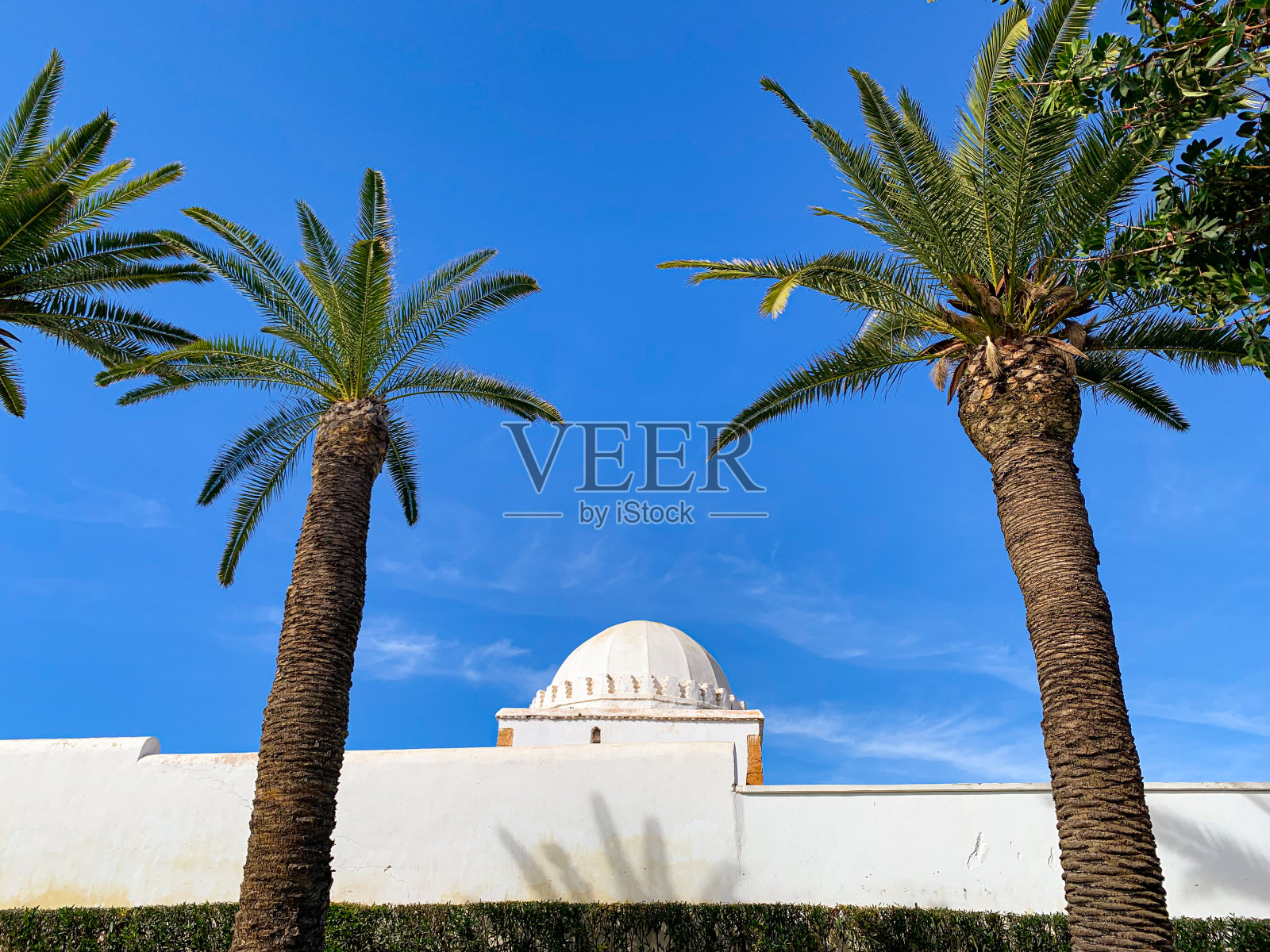 拉巴特老城卡斯巴蓝白相间的小巷，摩洛哥首都拉巴特旧麦地那照片摄影图片