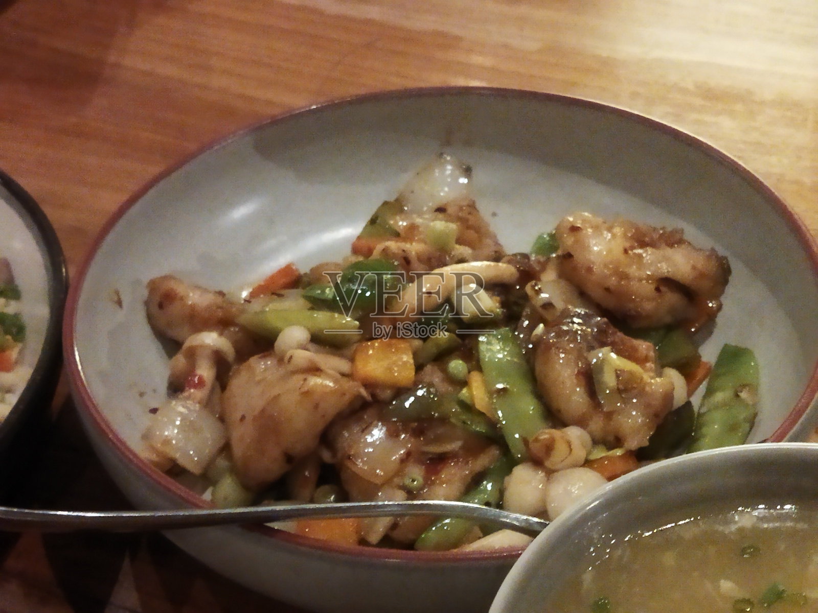 鱼肉配豆腐和蘑菇照片摄影图片