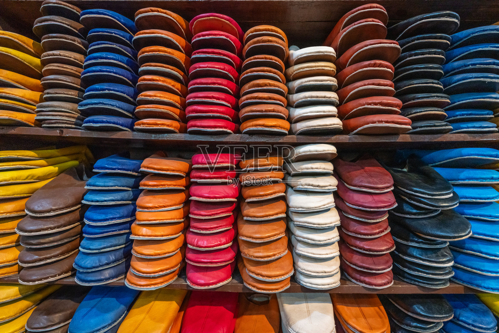 手工商店里陈列的华丽的皮娃娃。babouche是摩洛哥的一种传统鞋履照片摄影图片