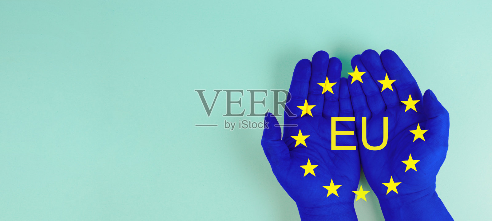 手握欧盟旗帜，欧盟，欧洲国家间合作，国家联盟照片摄影图片