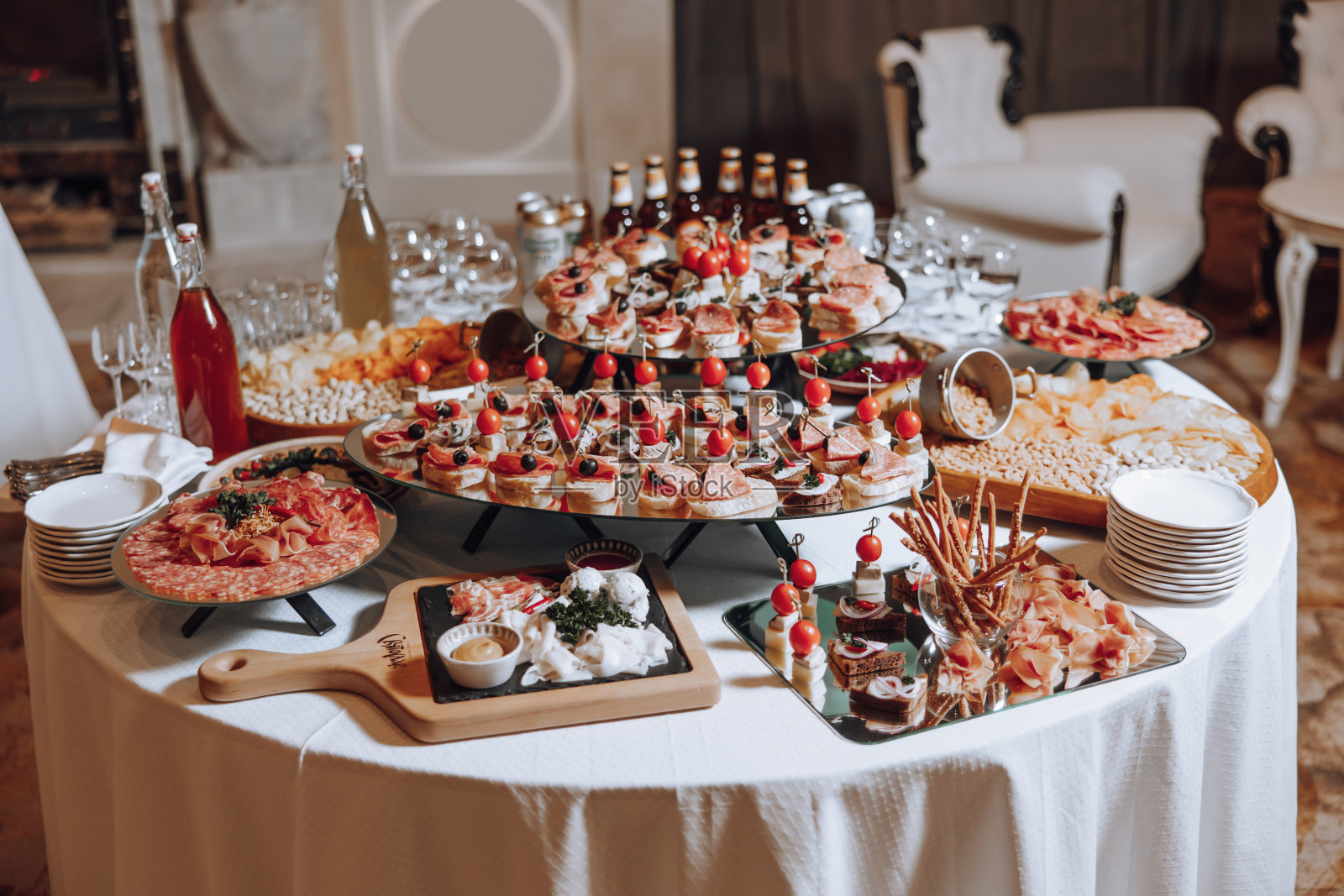 婚礼上的小吃，奶酪，香肠，蔬菜，肉制品，哥萨克餐桌上的乌克兰婚礼。照片摄影图片