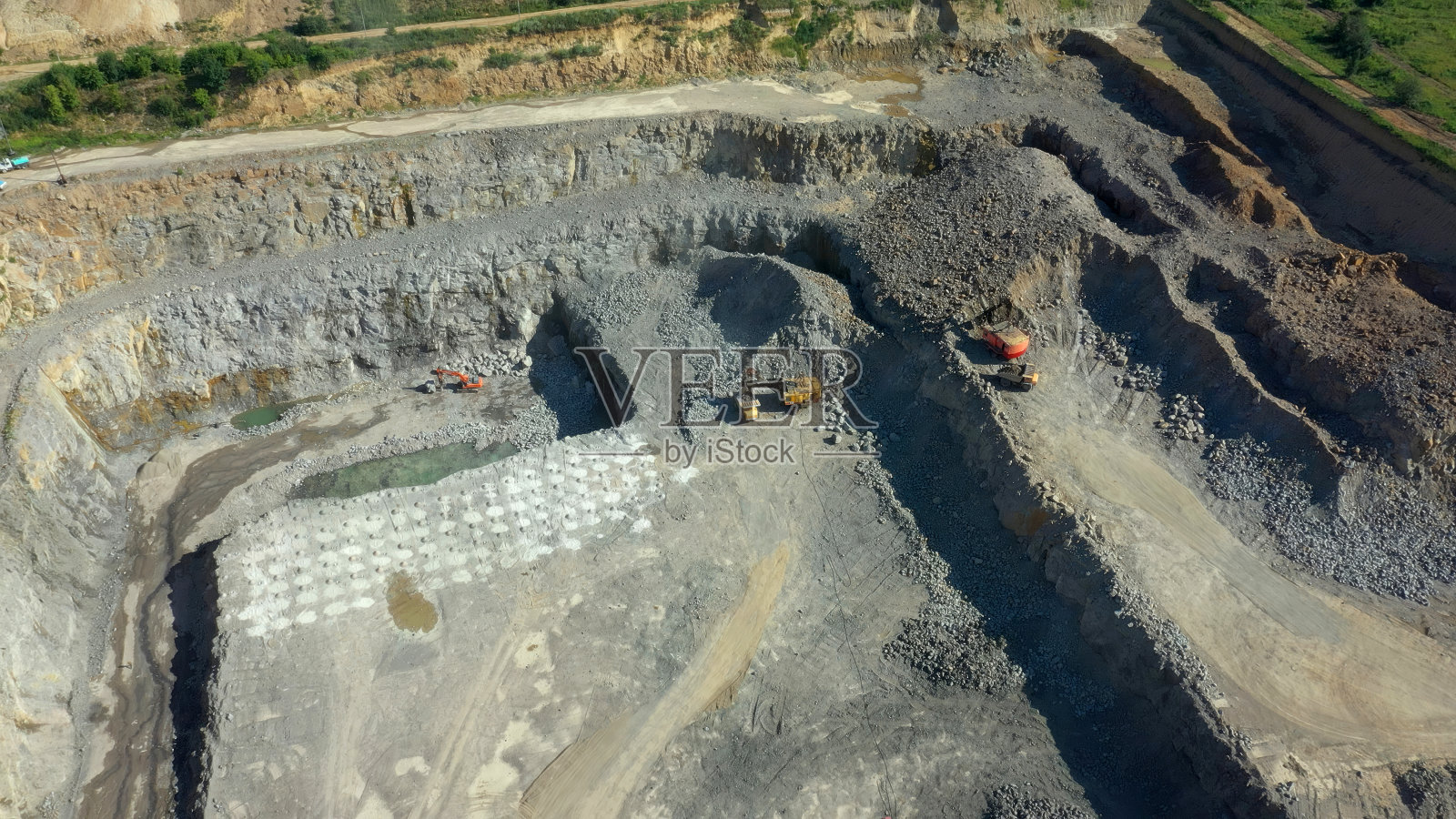 花岗岩的提取。露天矿山。石头采石。照片摄影图片