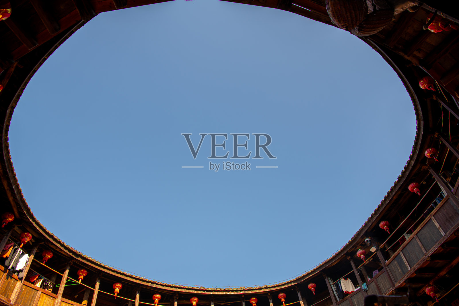 中国，和坑土楼群的圆形建筑上方的天空照片摄影图片