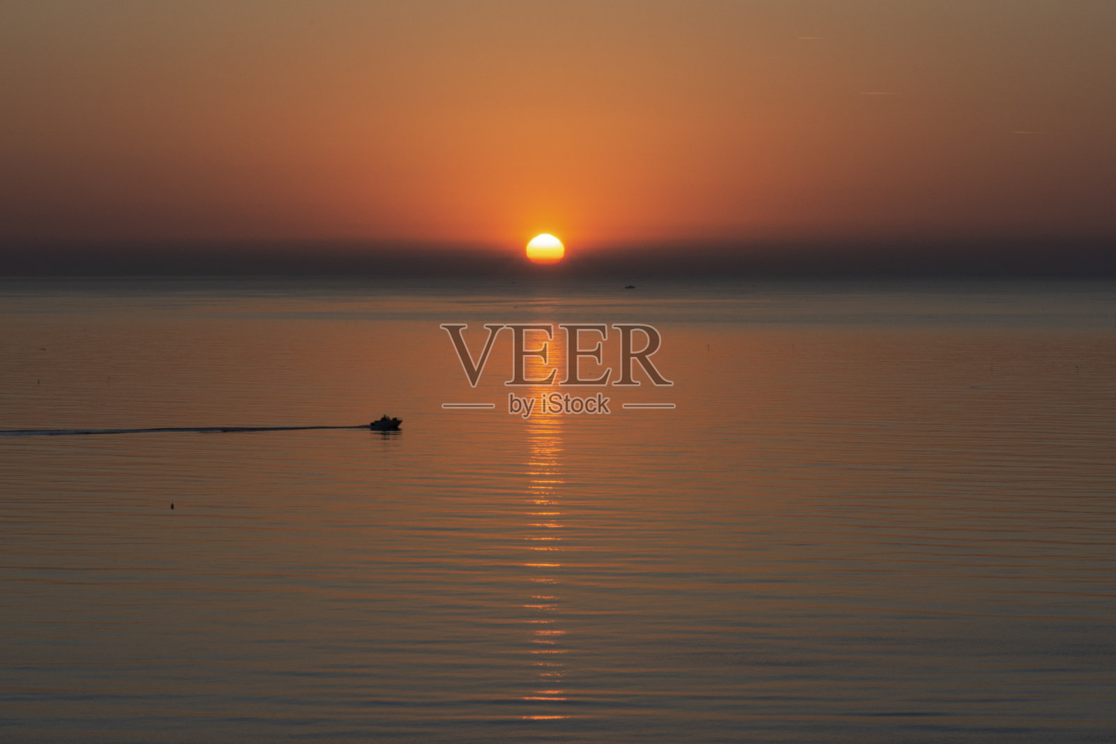 太阳升起在南海岸的海面上照片摄影图片