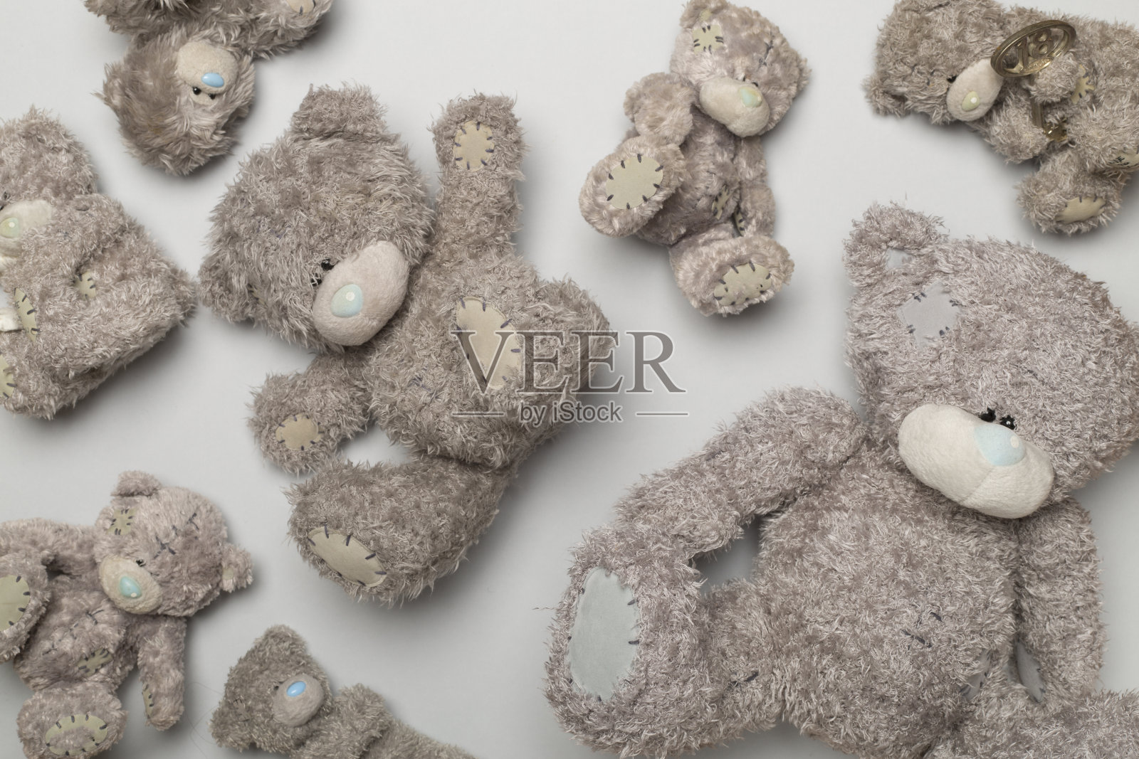 可爱的泰迪熊彩色背景，俯视图照片摄影图片