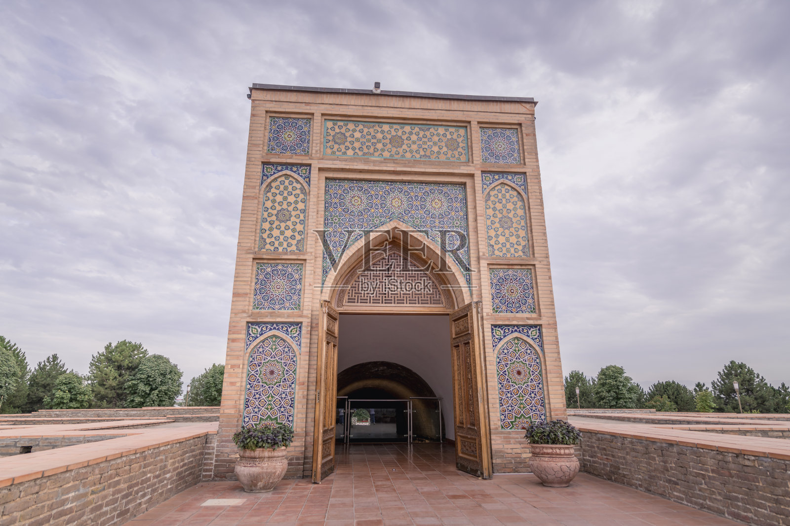 乌兹别克斯坦撒马尔罕乌鲁贝格宗教学校的瓷砖墙照片摄影图片