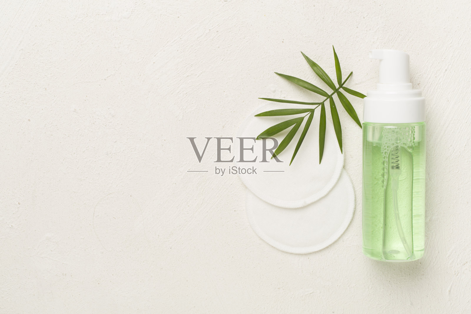 泡沫洗面奶和环保垫在混凝土背景，俯视图照片摄影图片