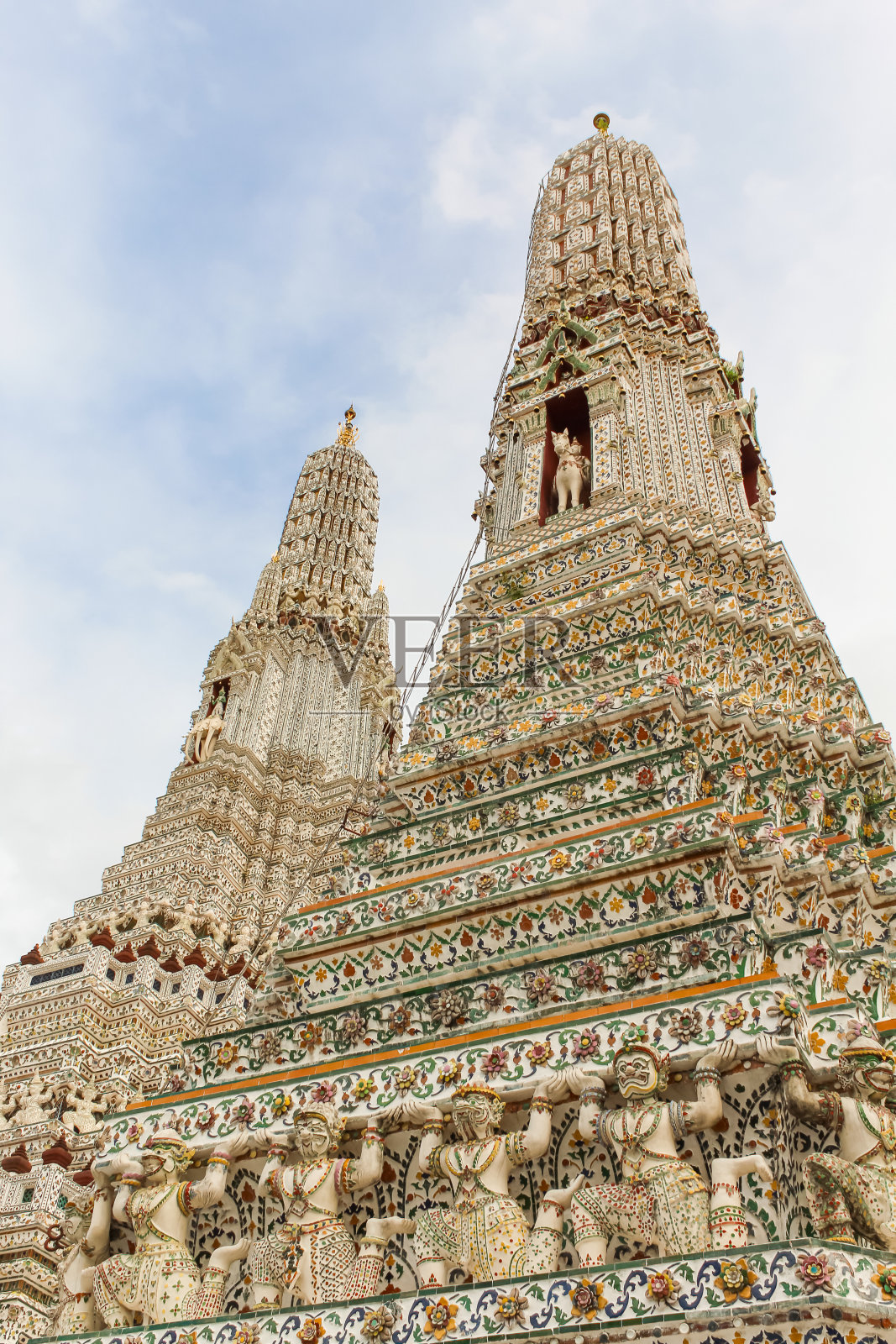 泰国曼谷，蓝天中的阿仑寺。照片摄影图片