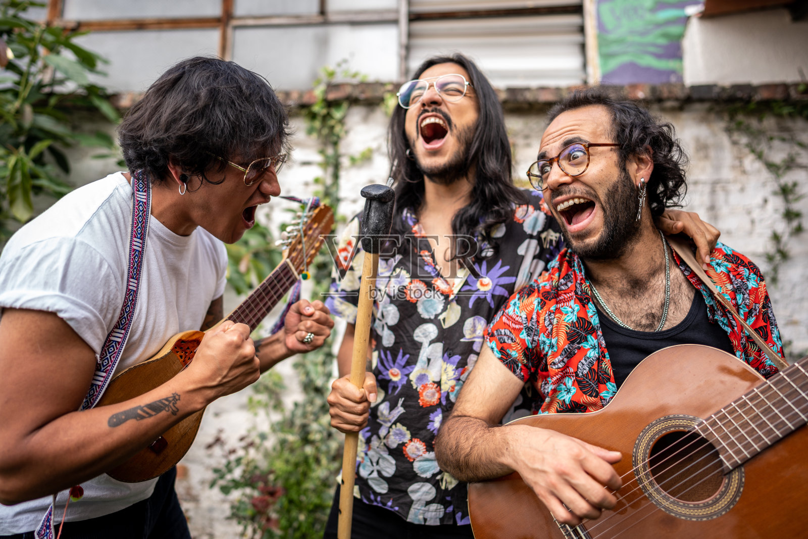 朋友乐队演奏和唱歌照片摄影图片