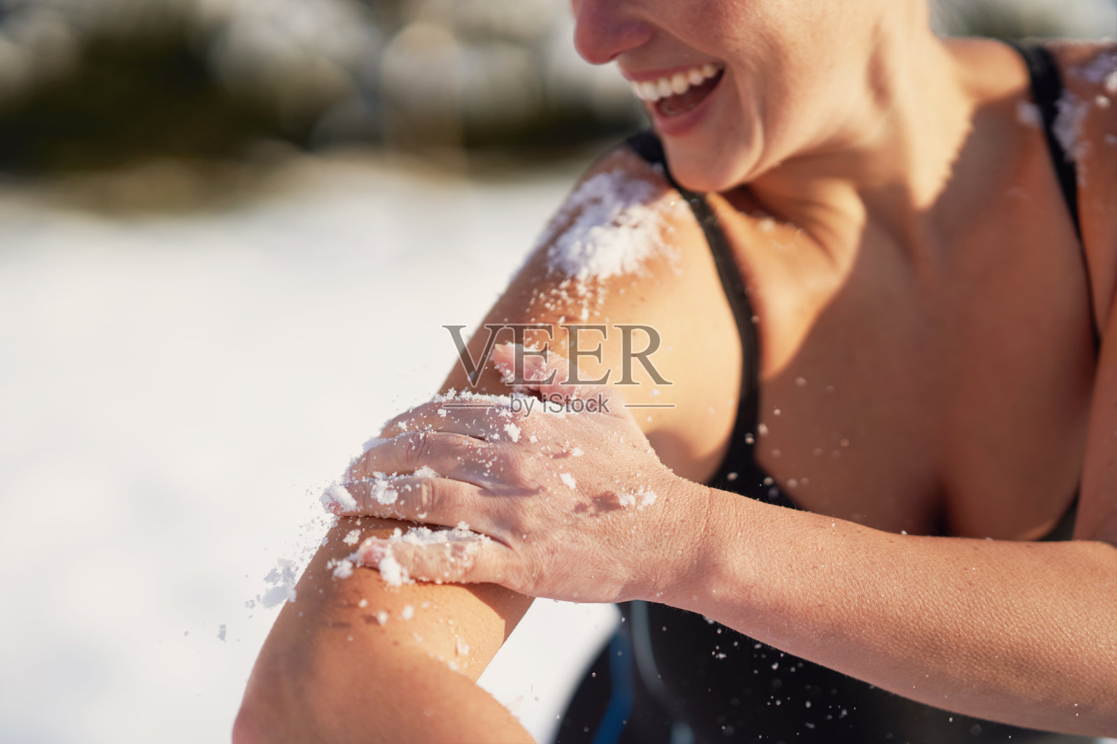 冬天女人在雪地上玩耍的照片照片摄影图片
