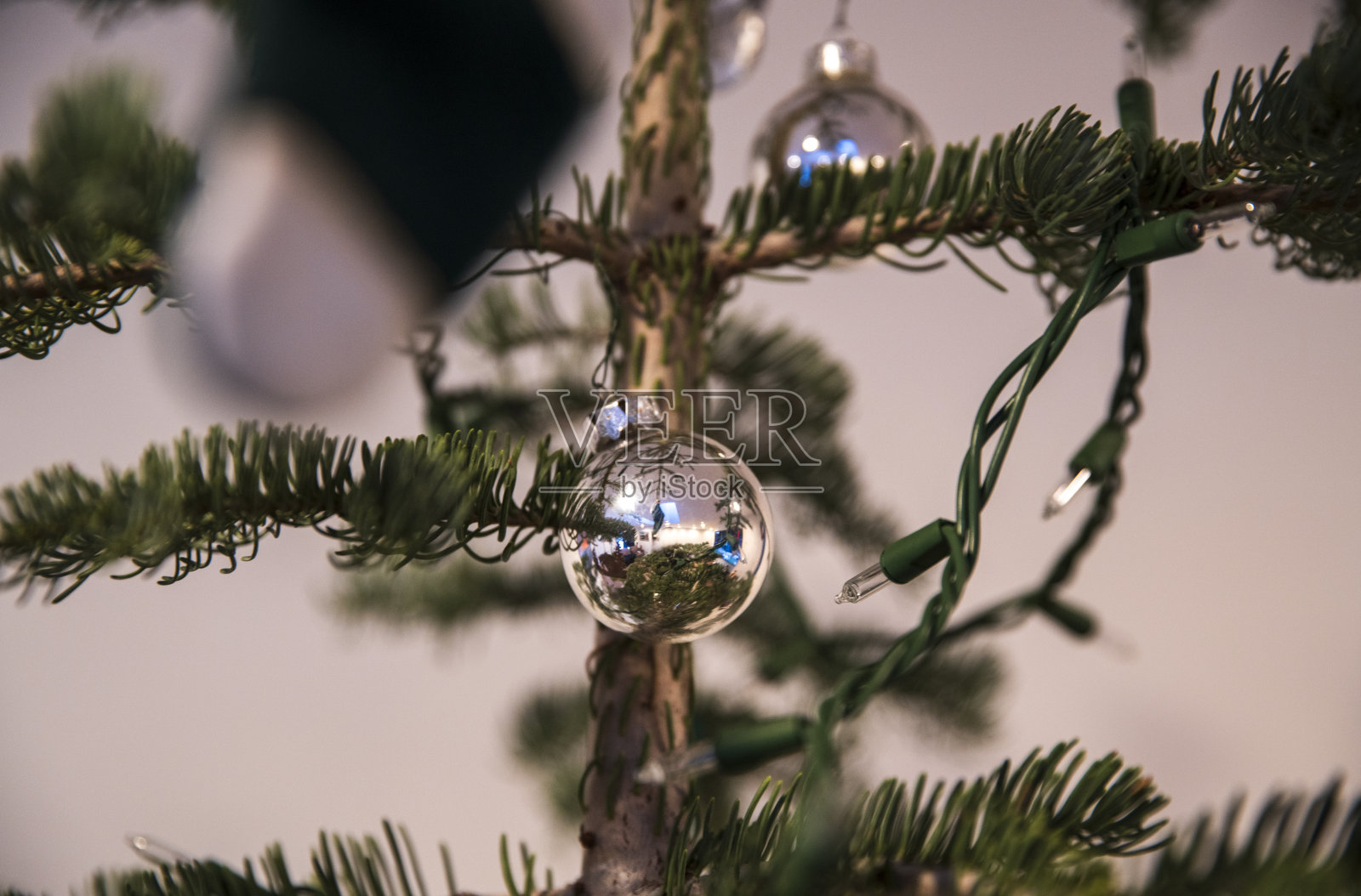 树上挂着银色的圣诞装饰品照片摄影图片