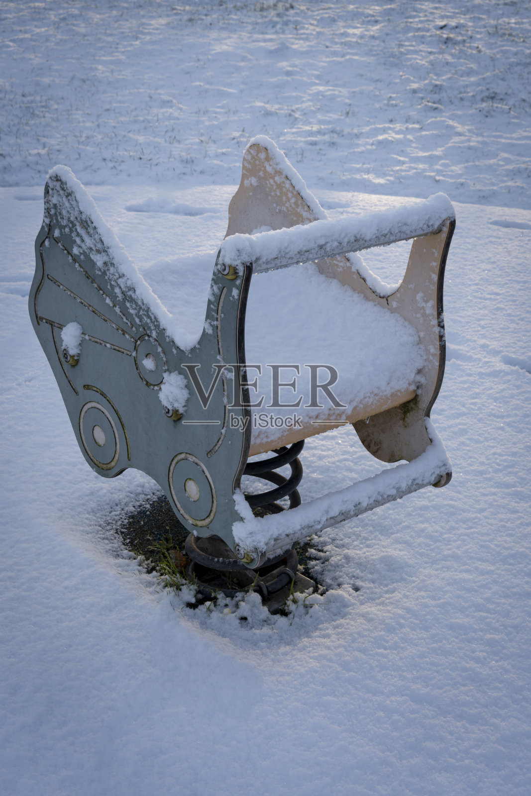 热内维尔，法国- 12 18 2024:生态社区。公园雪下的小木雕游戏照片摄影图片