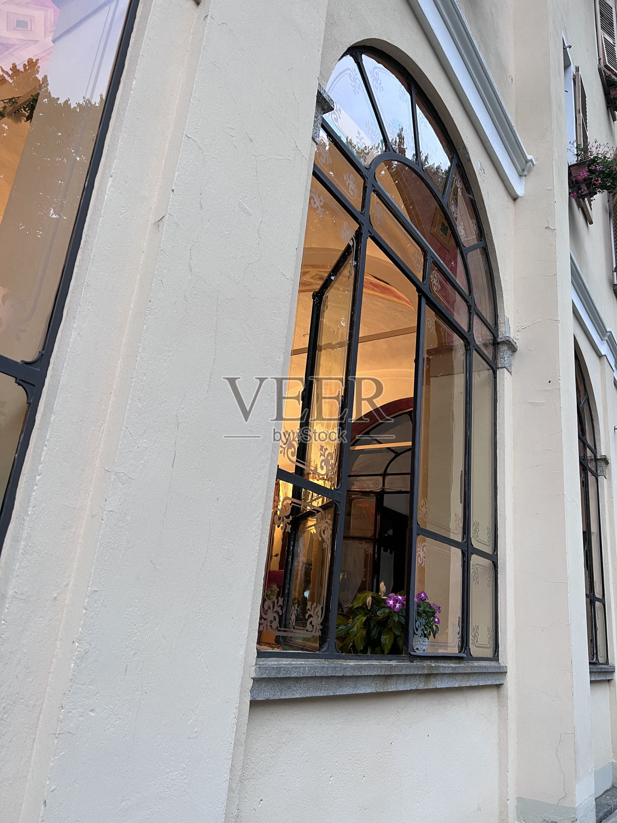 古代自由风格的彩色玻璃窗照片摄影图片