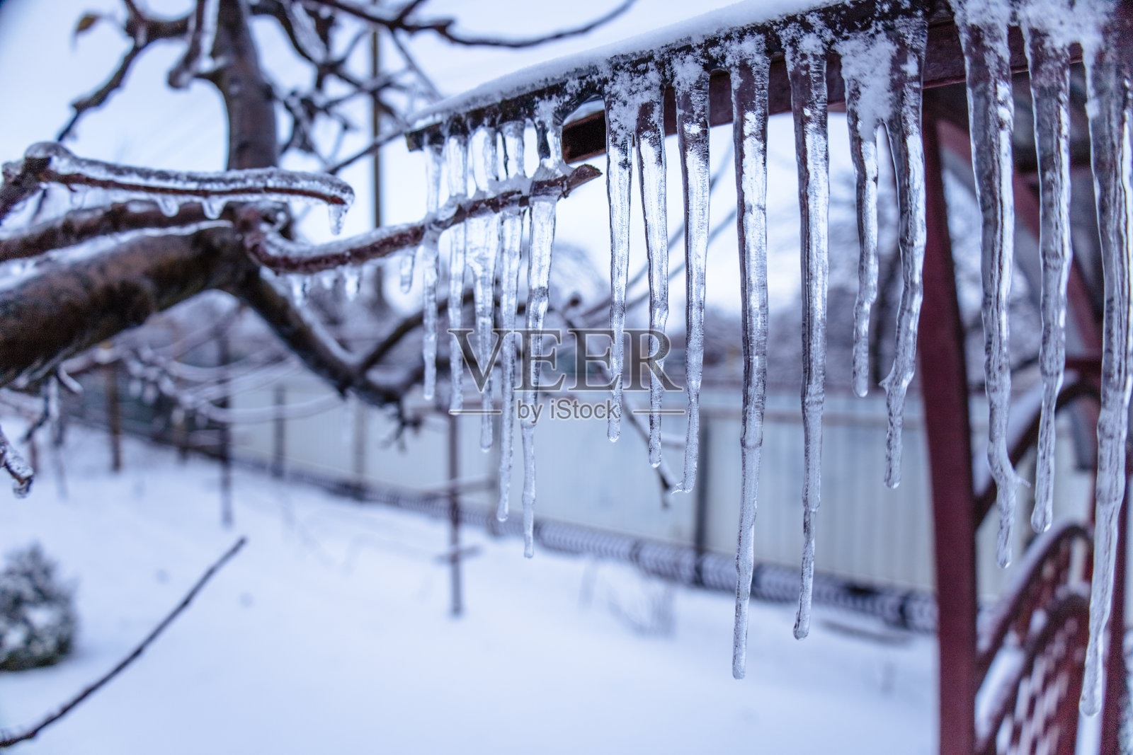 冬天天气寒冷，结冰，冰柱照片摄影图片