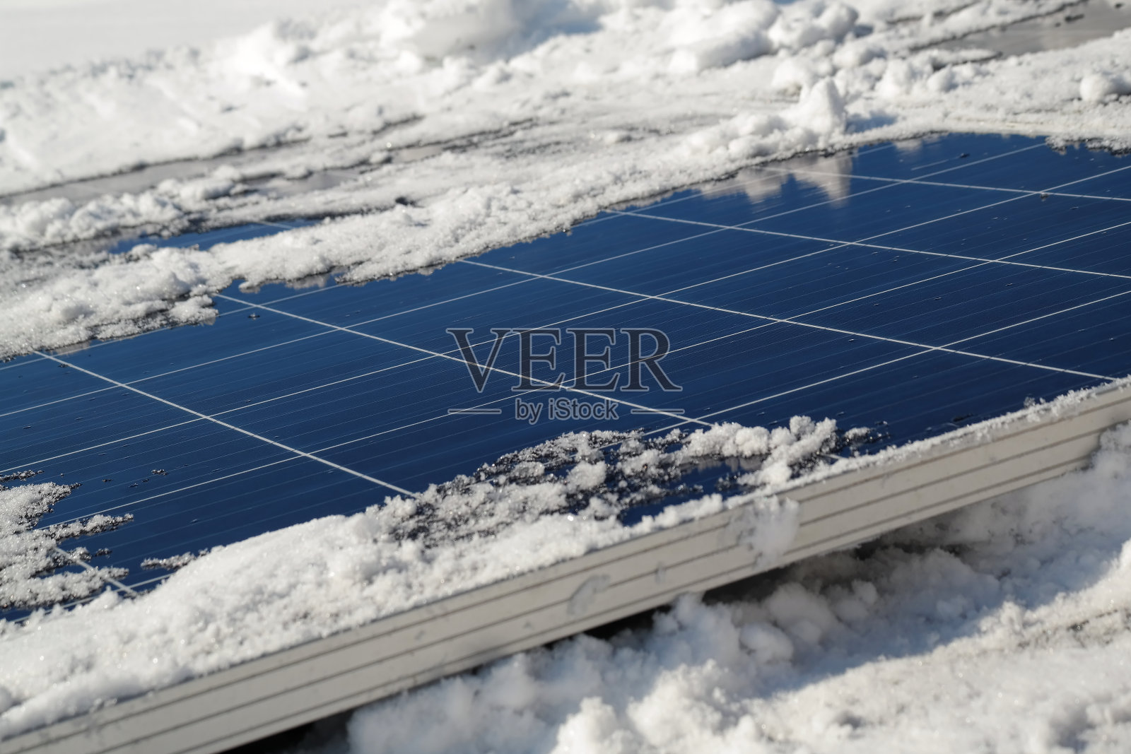 光伏板可在降雪、冬季和太阳能季节生产。照片摄影图片