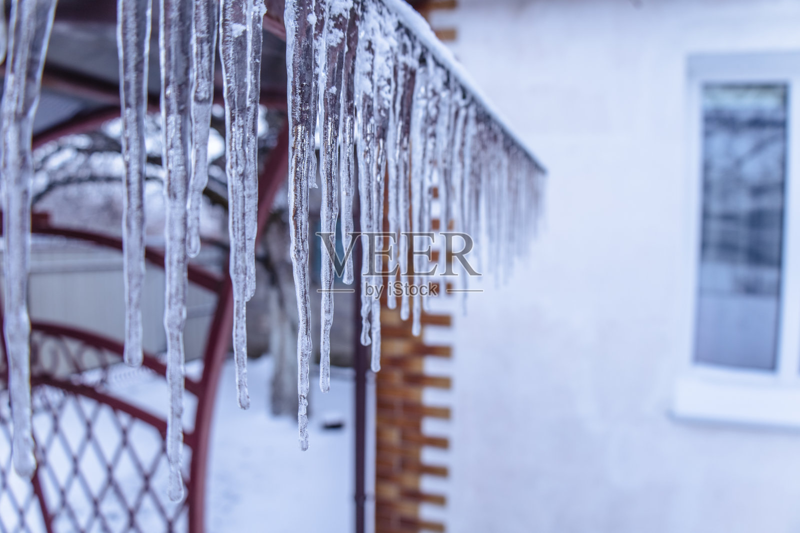 冬天天气寒冷，结冰，冰柱照片摄影图片