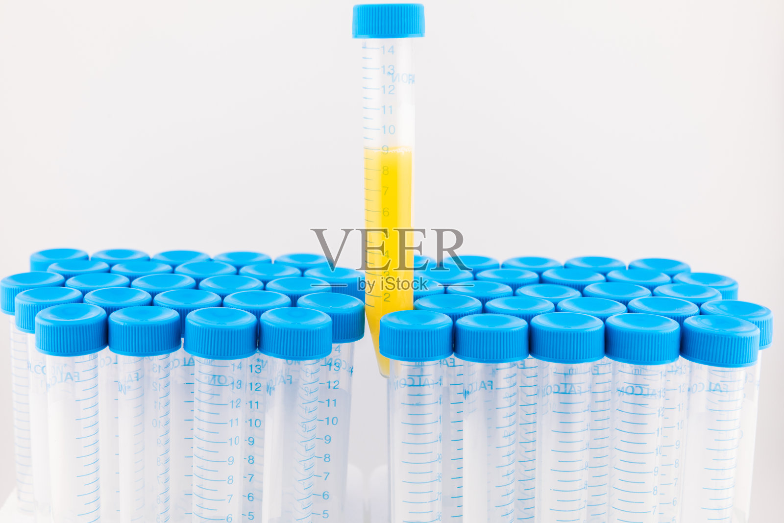 已填满的试管在堆叠的上方空照片摄影图片