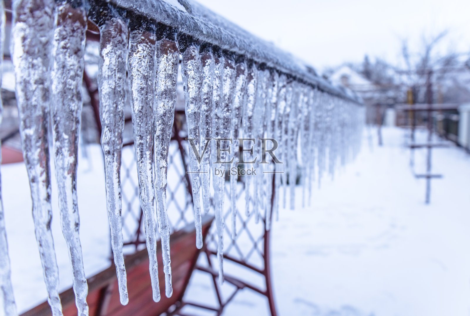 冬天天气寒冷，结冰，冰柱照片摄影图片