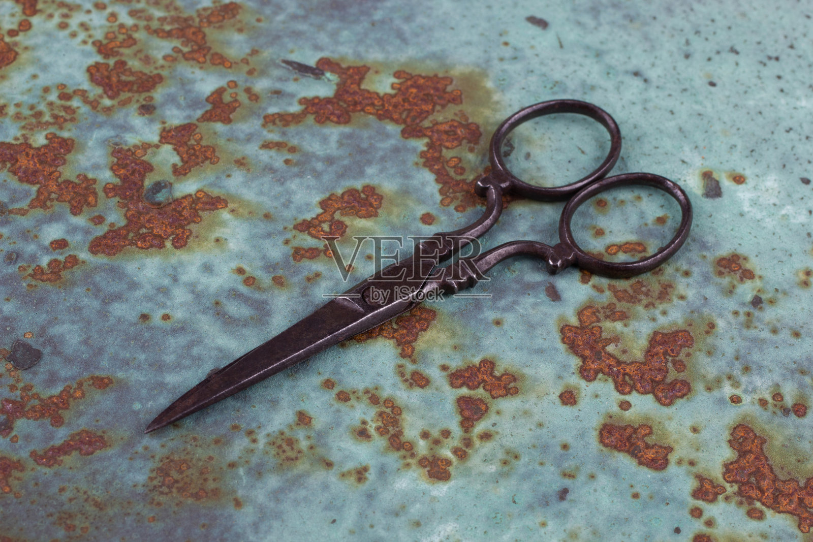 生锈的背景上的复古刺绣剪刀照片摄影图片