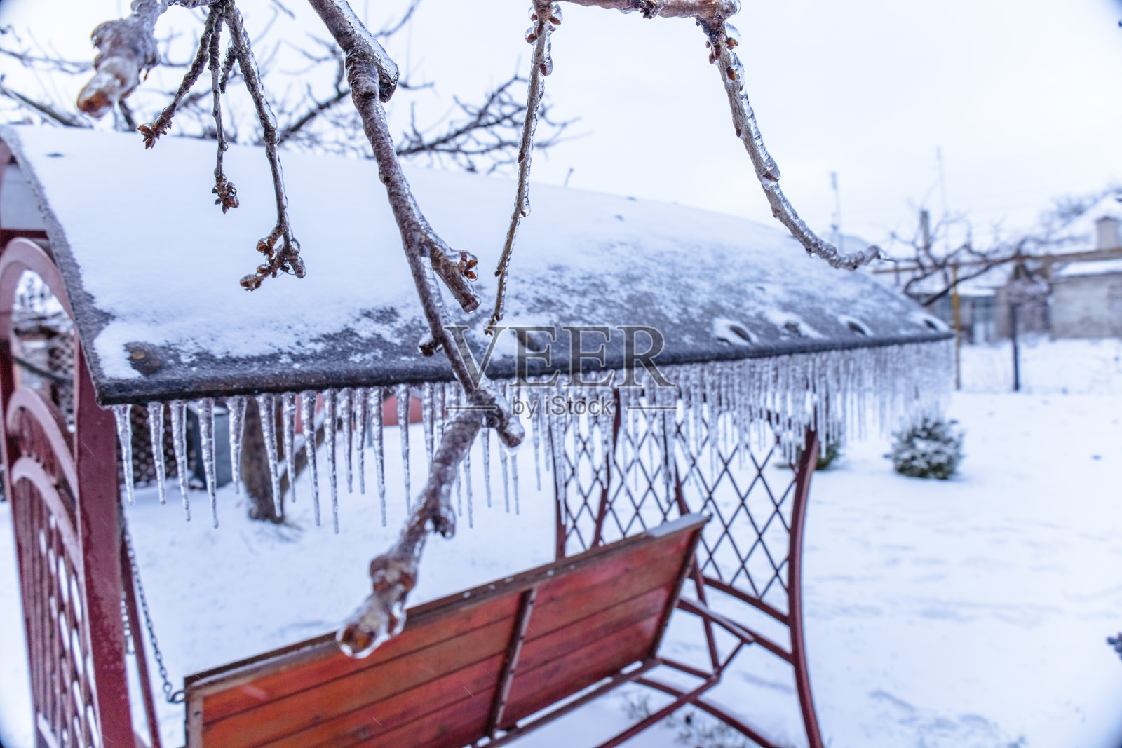 冬天天气寒冷，结冰，冰柱照片摄影图片