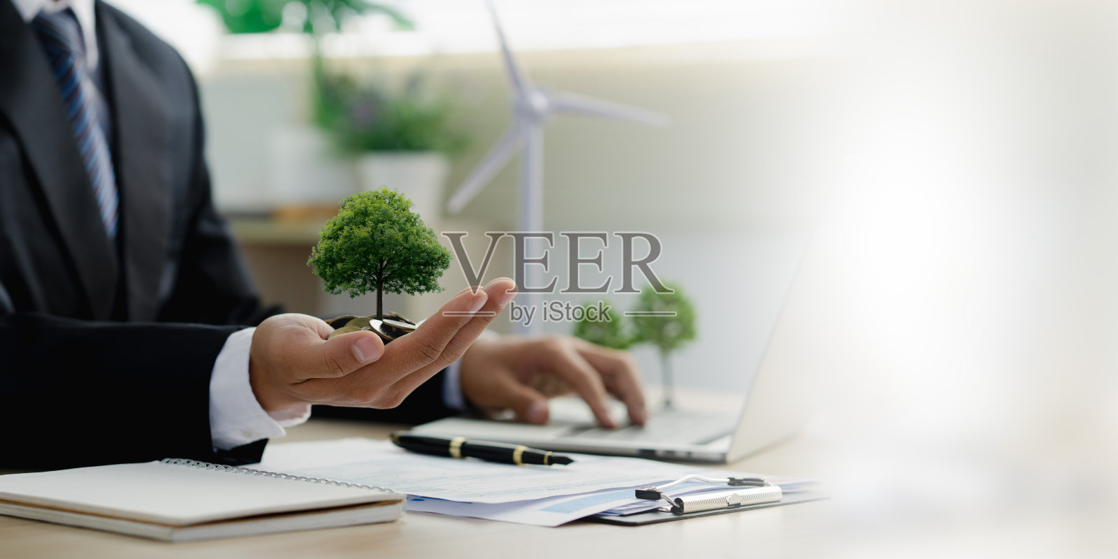 商人举着树为环境，社会和治理责任。环境、社会和治理的概念。可持续发展绿色经营。可持续商业或绿色公司概念。照片摄影图片