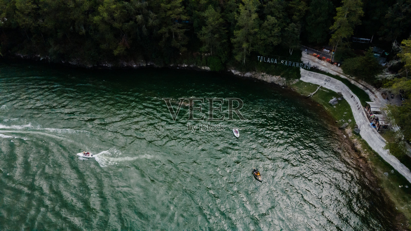 俯瞰视角：印尼东爪哇默加丹沙朗安湖旅游景点的快艇比赛照片摄影图片